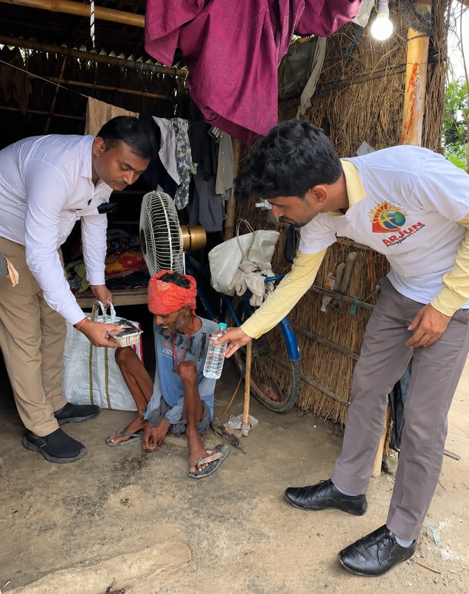 Arjun Foundation volunteers distributing food in Siwan