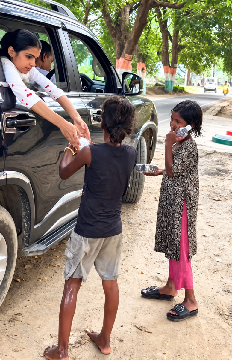 Arjun Foundation volunteers distributing food in Siwan