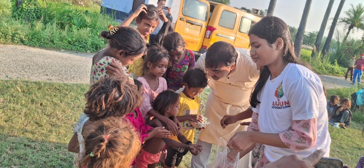 Arjun Foundation volunteers distributing food in Siwan