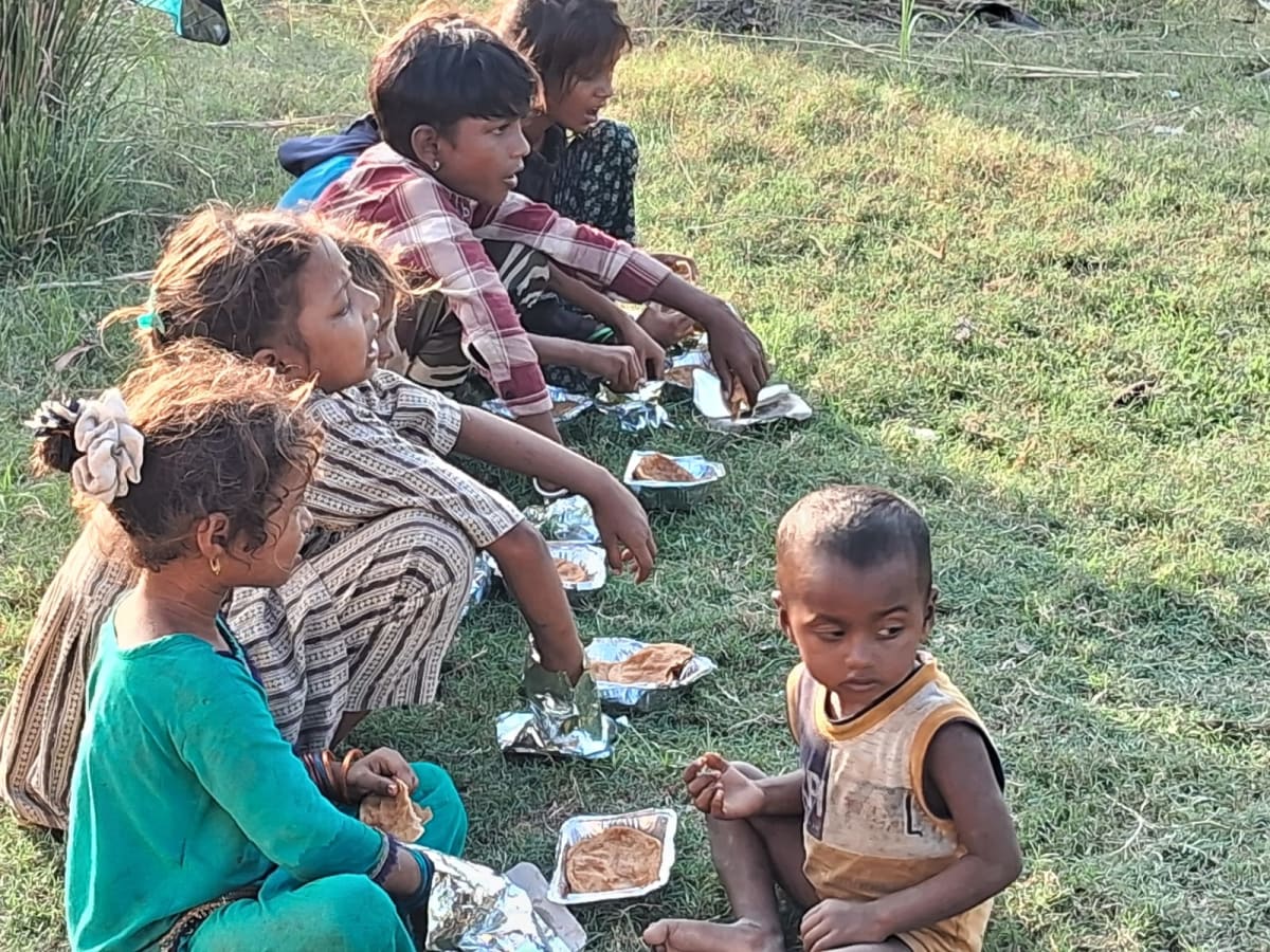 Arjun Foundation volunteers distributing food in Siwan