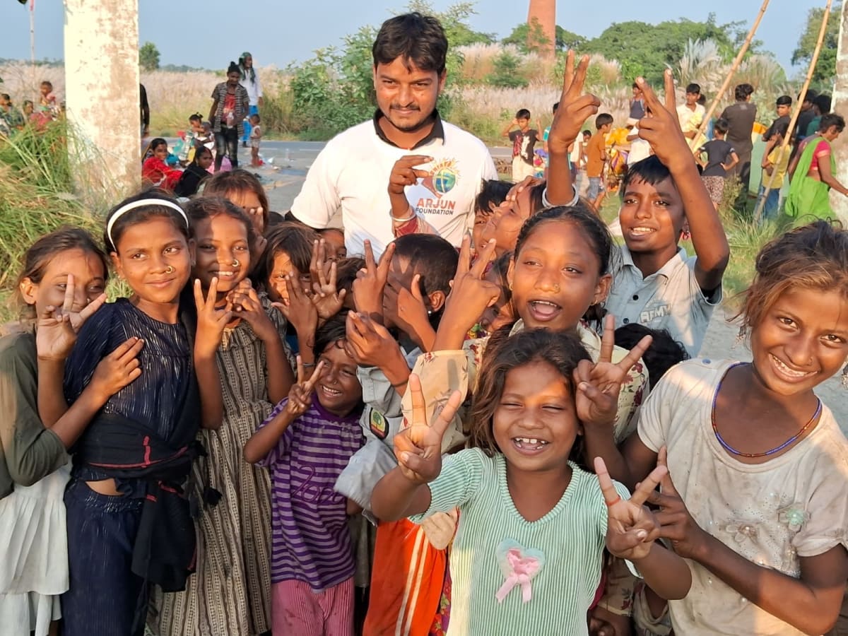 Arjun Foundation volunteers distributing food in Siwan