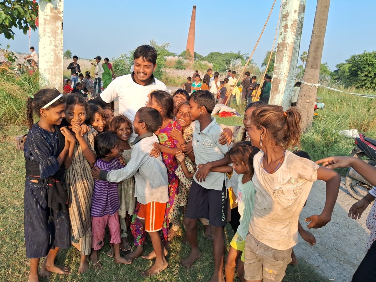 Arjun Foundation volunteers distributing food in Siwan