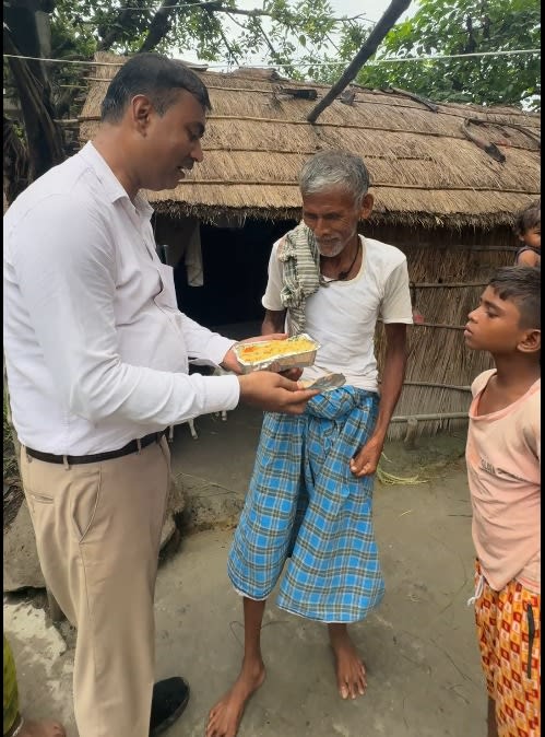 Arjun Foundation volunteers distributing food in Siwan
