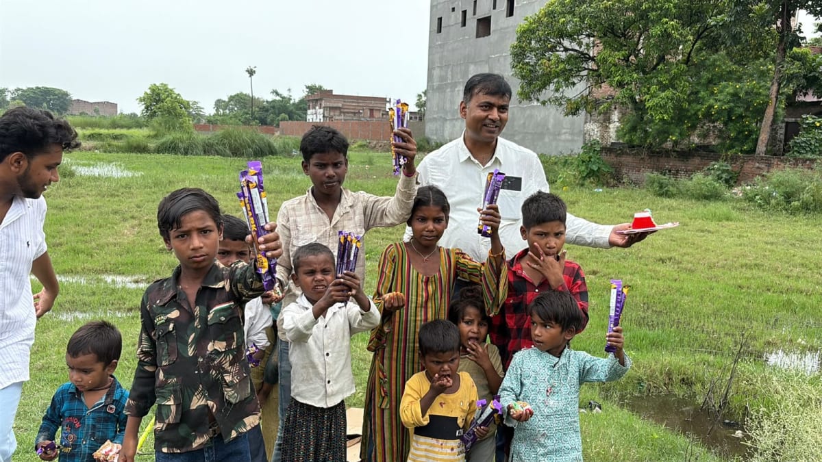 Arjun Foundation volunteers distributing food in Siwan