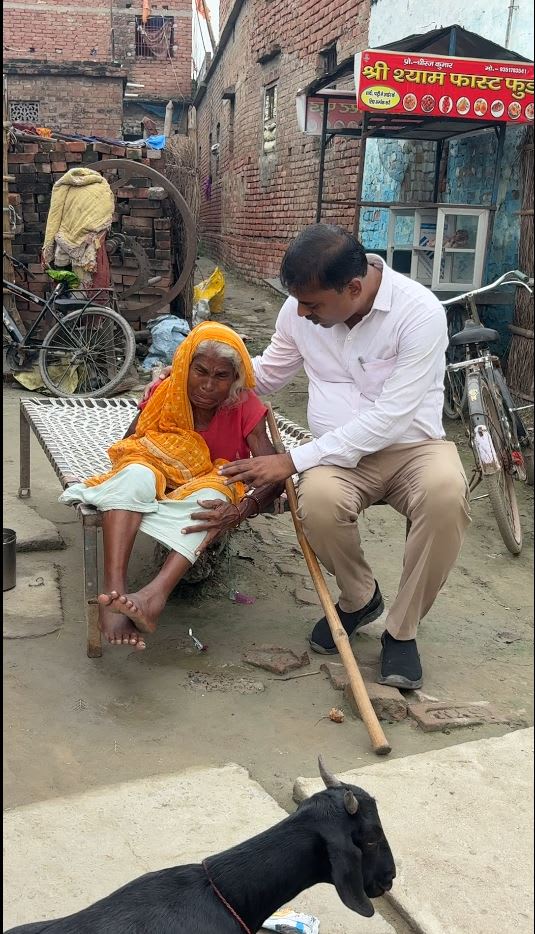 Arjun Foundation volunteers distributing food in Siwan