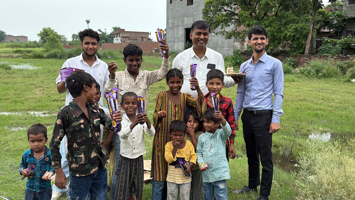 Arjun Foundation volunteers distributing food in Siwan