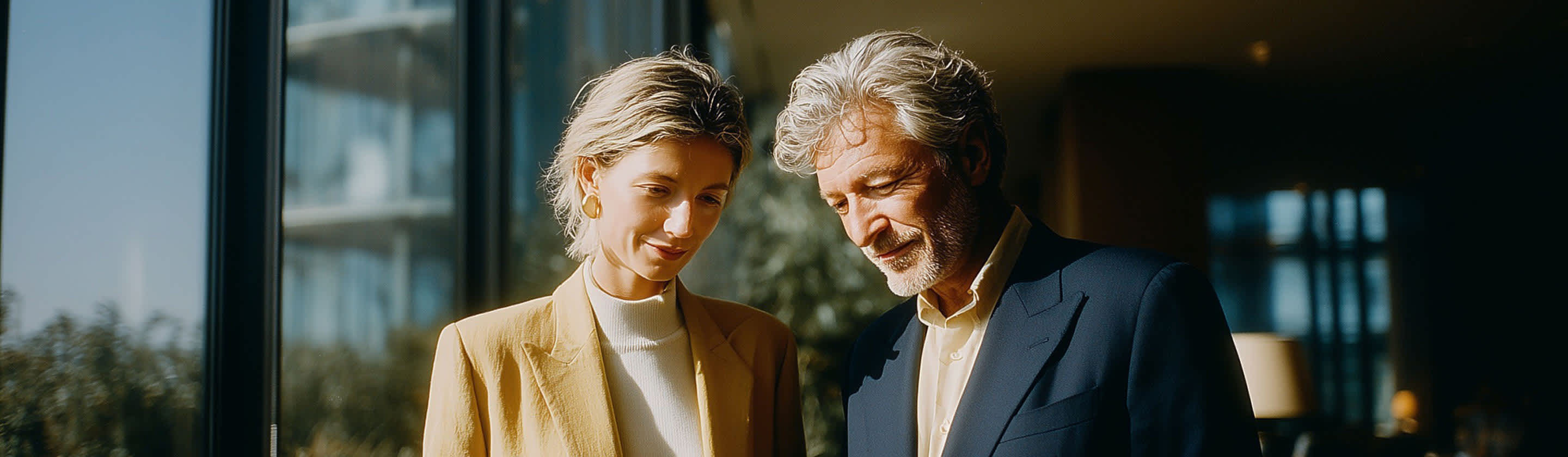 An elderly couple reads about the premium benefits of the Banca Intesa Intesa Magnifica account