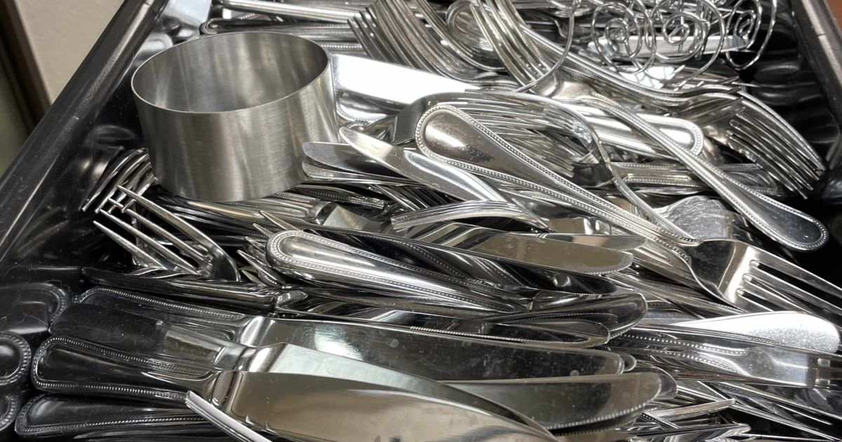 Sorted Silverware 3 trays of assorted Silverware - Oakland Community College