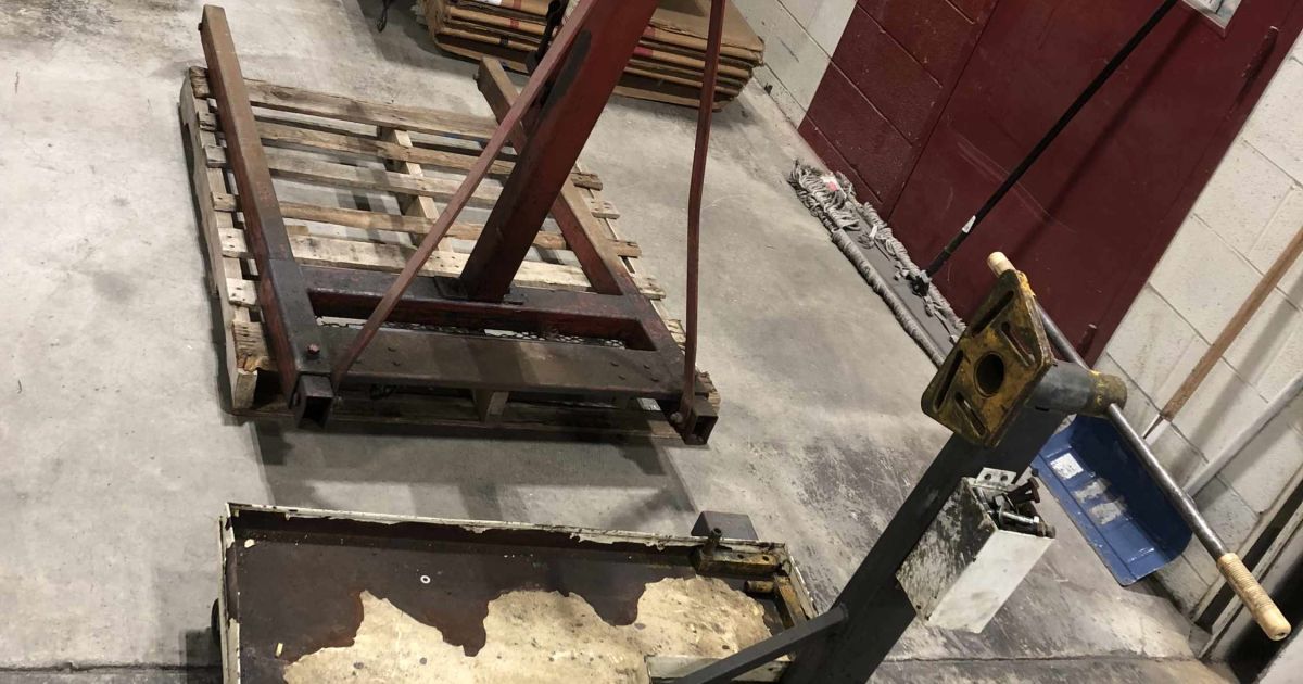 Sunex 1500lb Capacity Mobile Crane and NAPA Engine Stand BidCorp Auctions