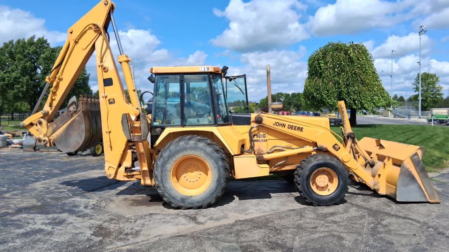 1992 John Deere 710C - BidCorp Auctions