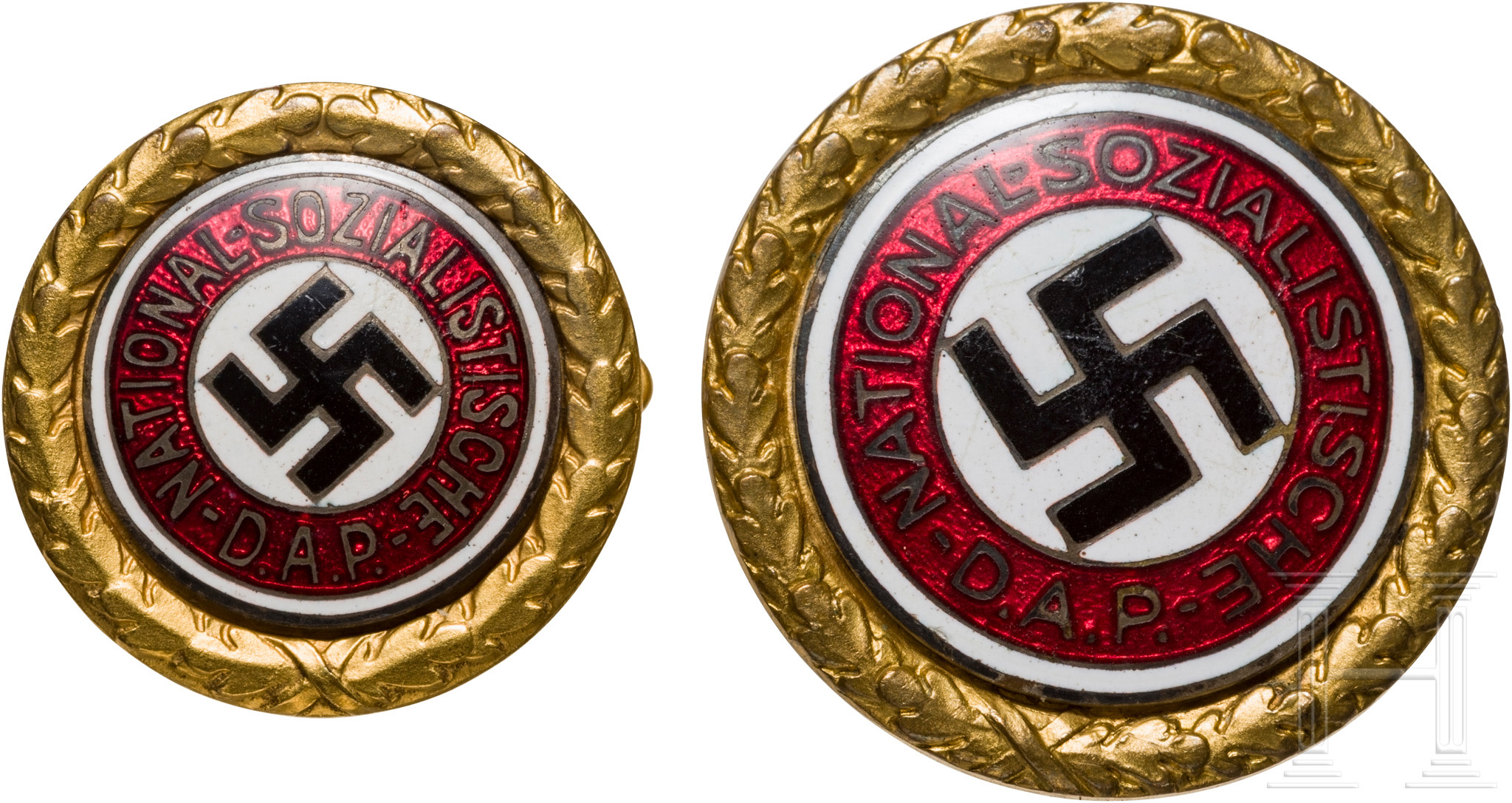 Ein Satz des goldenen Ehrenzeichens der NSDAP (Goldenes Parteiabzeichen) Barnebys