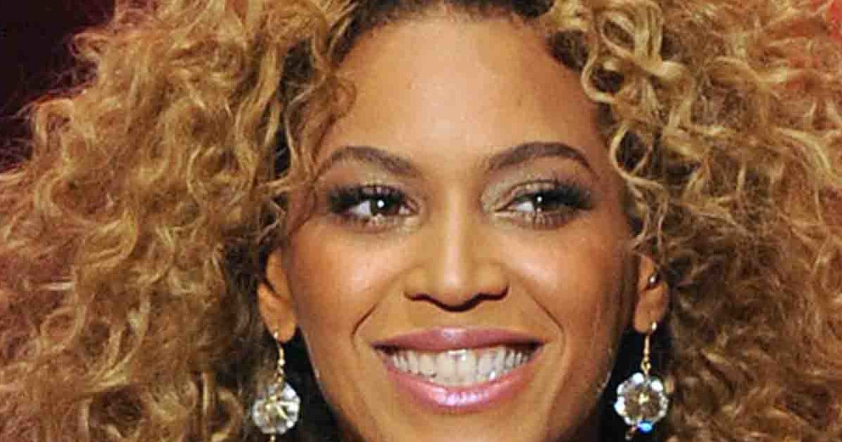 Beyoncé Signed and framed microphone carers23 Bid