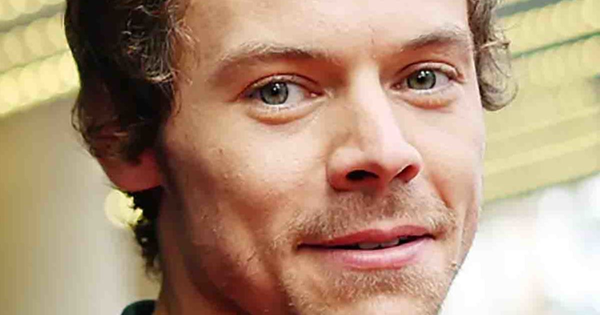 harry-styles-signed-and-framed-microphone-thewmasquerad