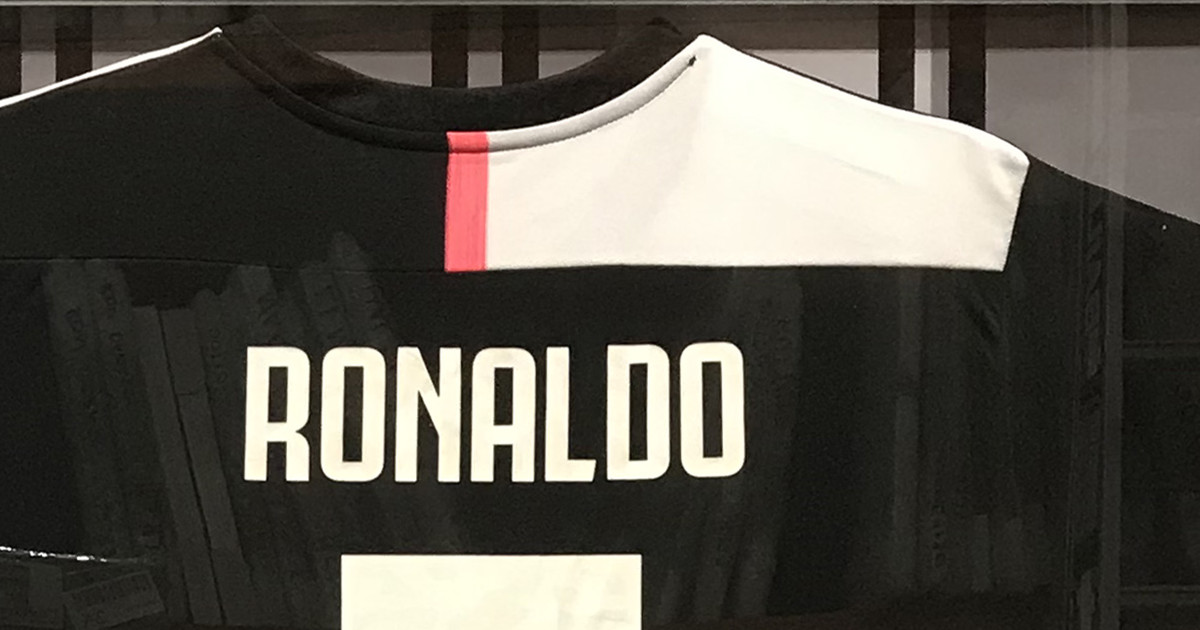Cristiano Ronaldo Signed Juventus Jersey straightline2021