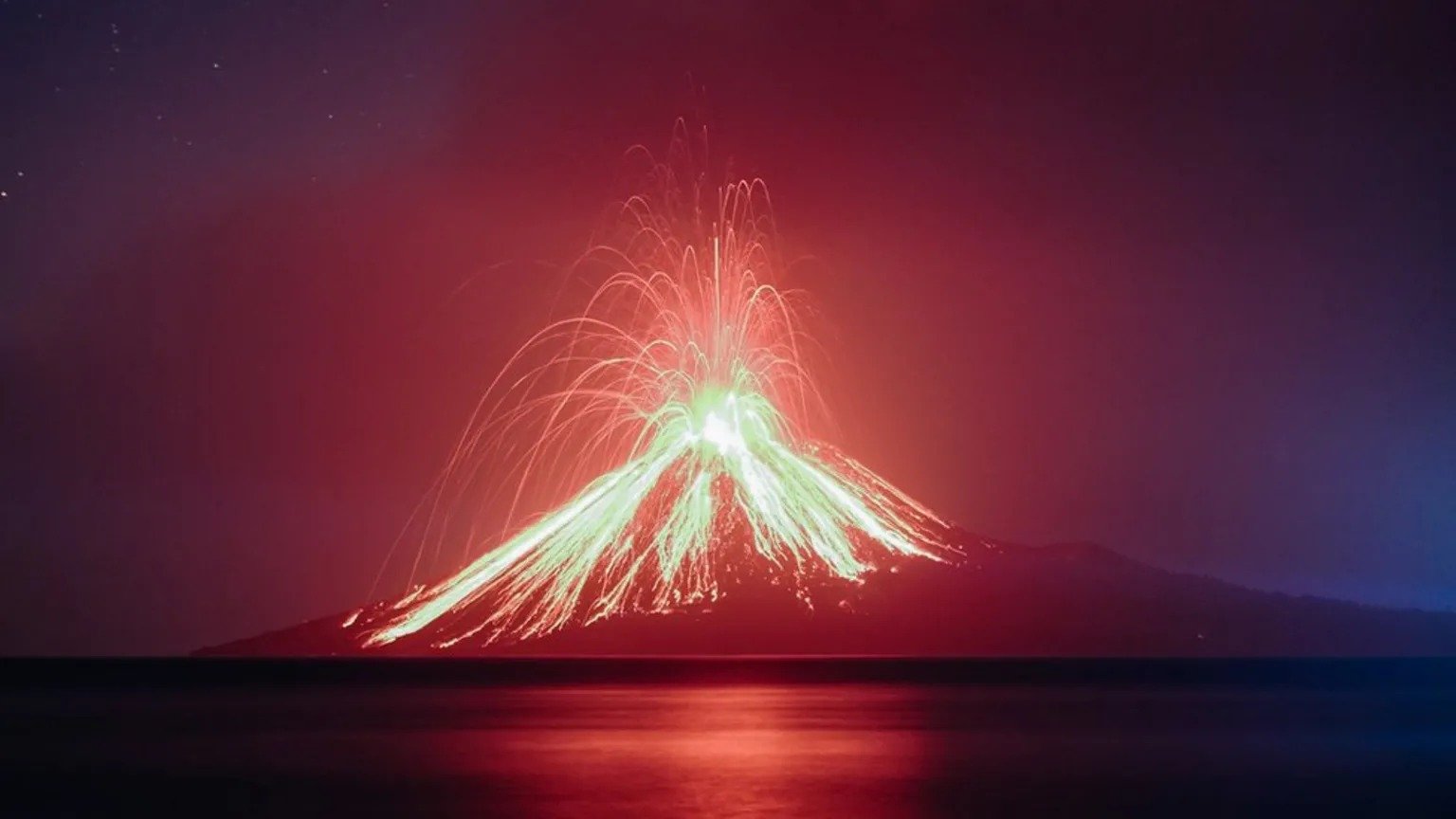 Anak Krakatau meletus