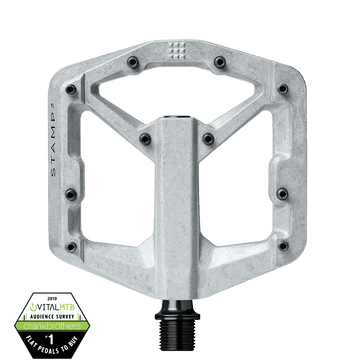 Descubre los pedales Crankbrothers Stamp 2 Small, diseñados para ofrecer un rendimiento óptimo en los senderos de montaña. Disfruta de un agarre excepcional y un diseño delgado que garantiza una excelente sensación en tus pedales. ¡Compra ahora y lleva tus rutas de MTB al siguiente nivel!