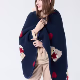 Los abrigos más acogedores para el invierno: capas y ponchos para los días fríos cover