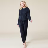 Mejores estilos de pijamas y ropa para estar en casa con estilo y confort cover