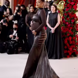 Mejores looks de la alfombra roja de los Oscar 2023 cover