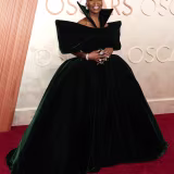 Vestidos de terciopelo negro más elegantes de los Oscars 2025 cover