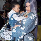 Mejores outfits de mezclilla de Cardi B cover