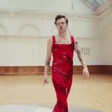 Outfits icónicos de Harry Styles en videos musicales cover
