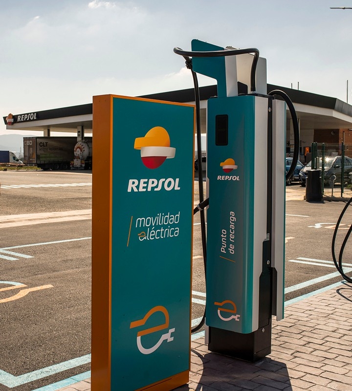 Service stations with electric charging points in Ourense province