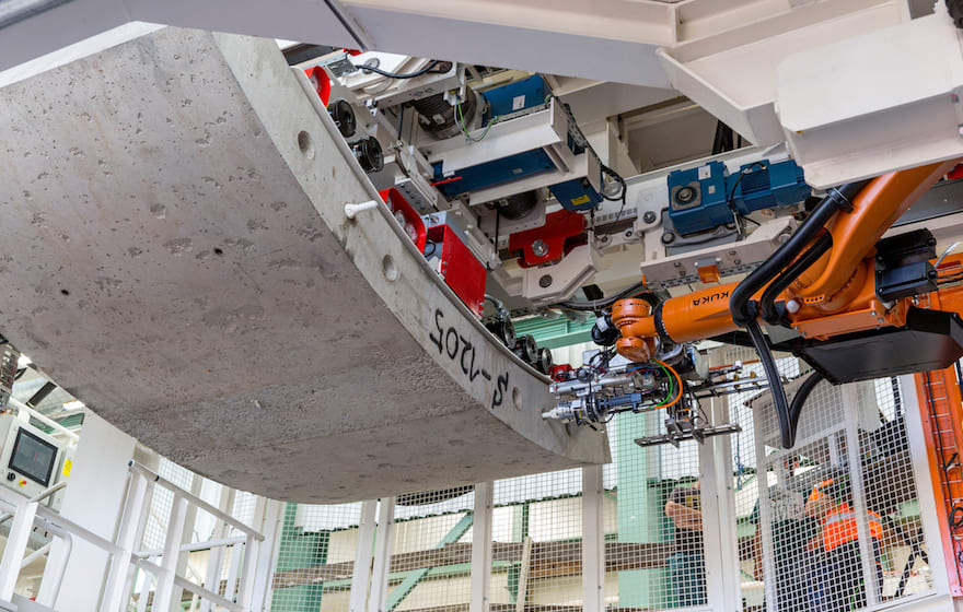 Krokodyl robot lifts a tunnel segment Krokodyl robot lifts a tunnel segment