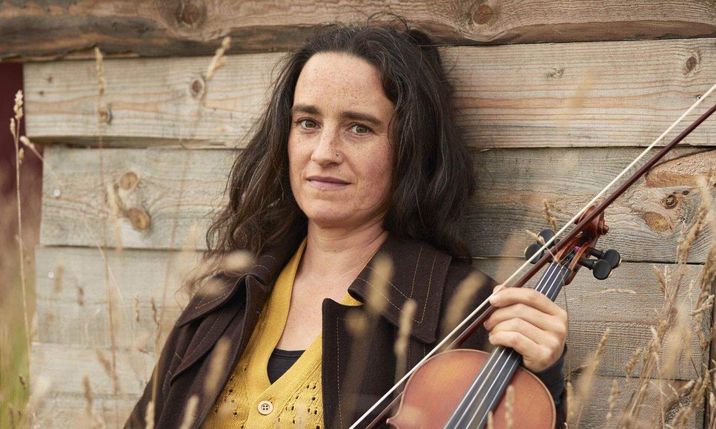 Emma Reid lutar sig mot en vägg