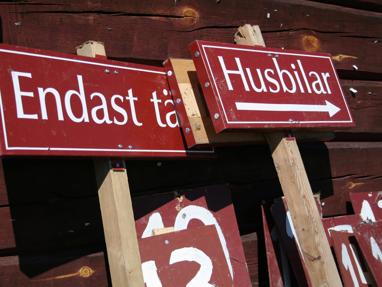 Skyltar markerar var camping är tillåten på stämmoområdet.