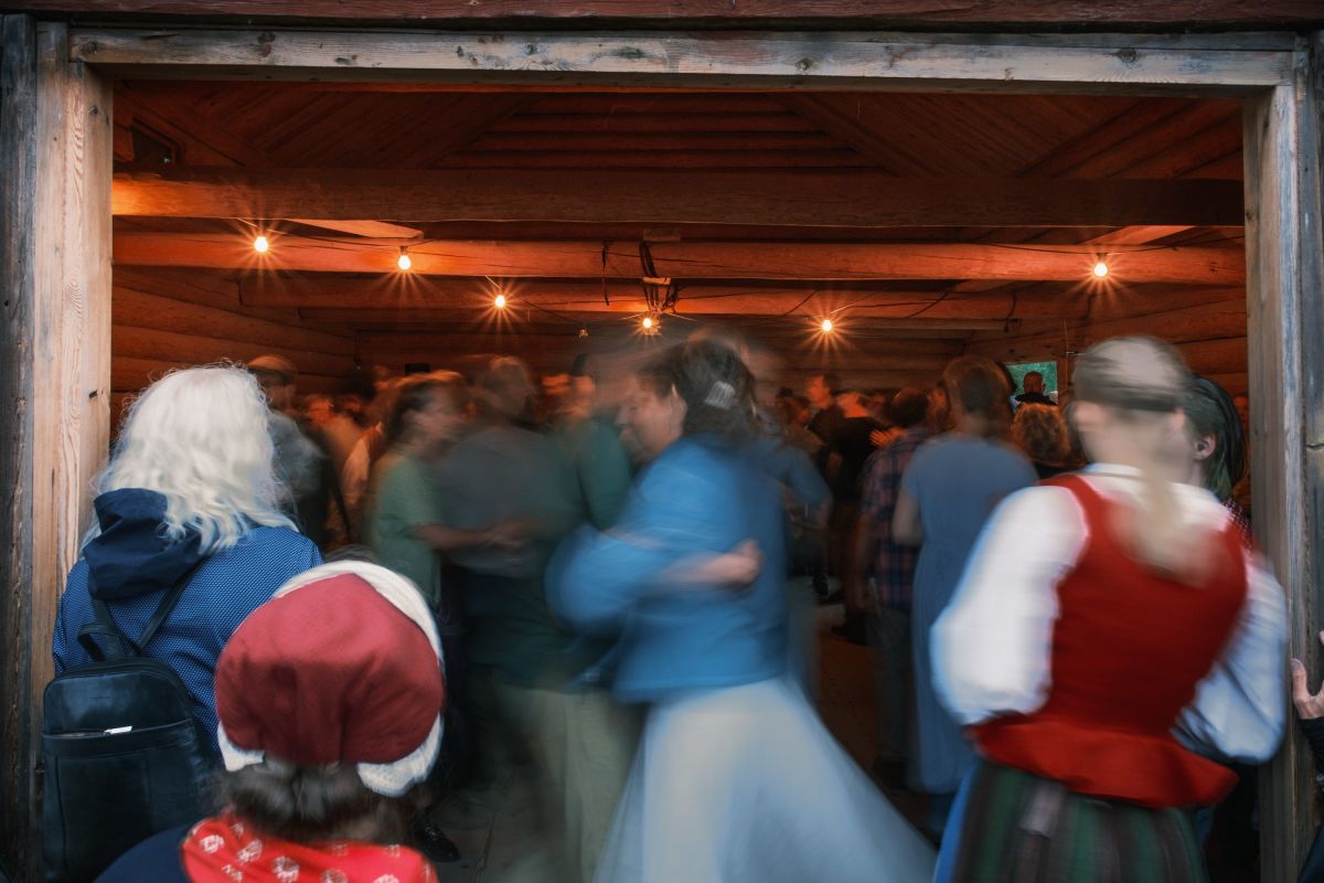 Dansen pågår för fullt i logen på Danielsgården