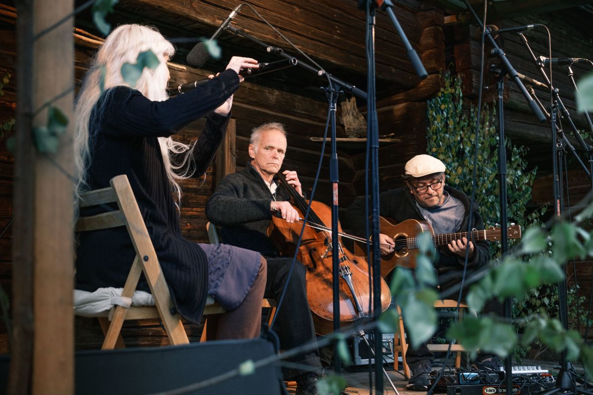 Tre musiker spelar samstämt och koncentreratpå Tunet-scenen.