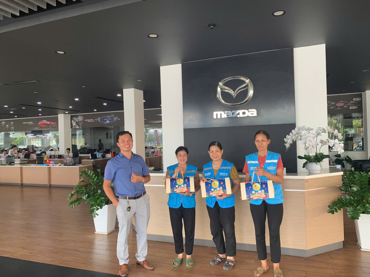 Vệ sinh cửa hàng showroom