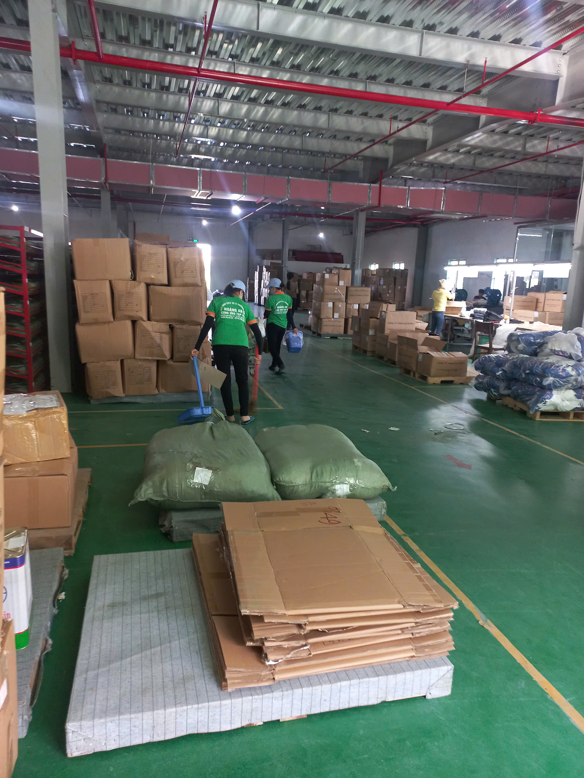 Nhân viên Hoàng An vệ sinh nhà xưởng