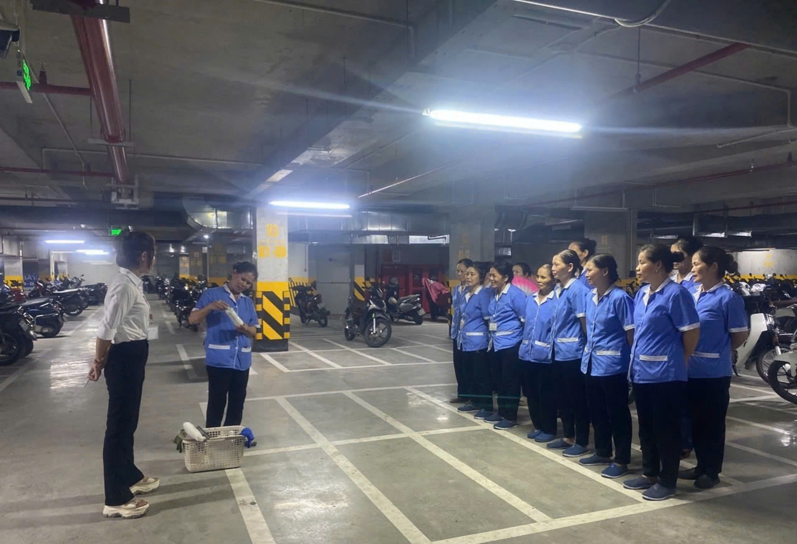 Nhân viên vệ sinh công trình