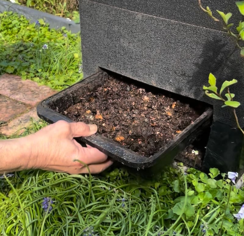 Extracting a full tray of compost from the Bioverter unit