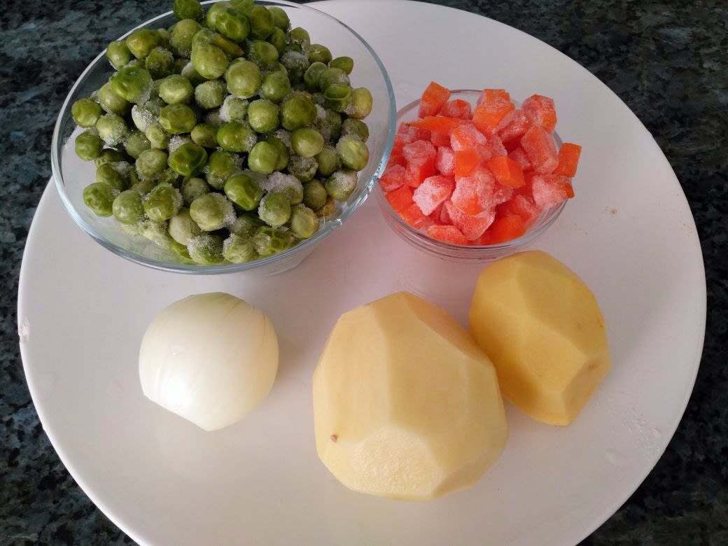 Patatesli Havuçlu Bezelye Yemeği Tarifi Adım 1