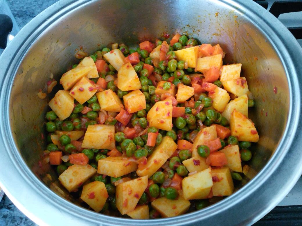 Patatesli Havuçlu Bezelye Yemeği Tarifi Adım 3