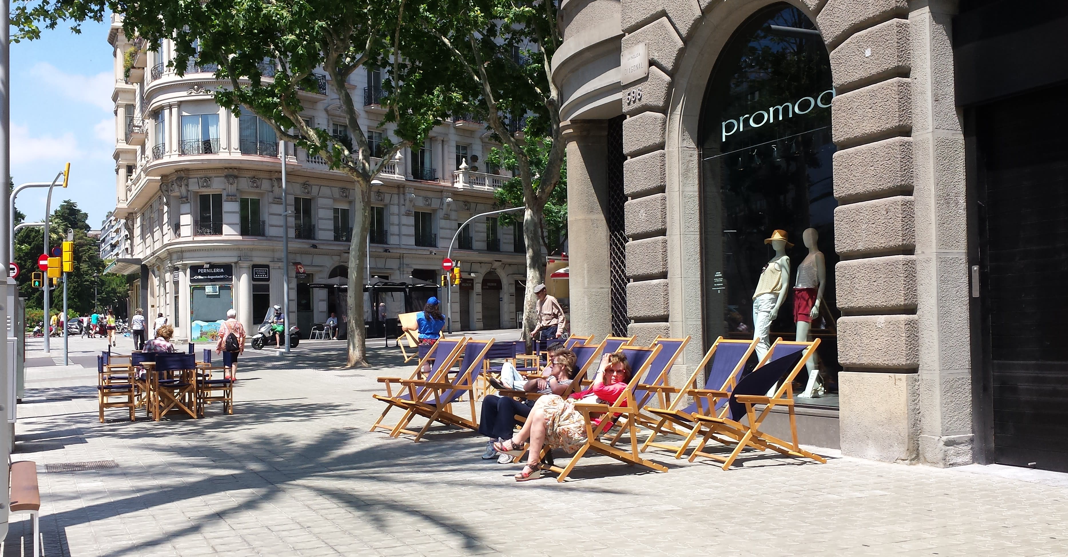 Sun loungers on the Avinguda Diagonal in Barcelona, next to Plaça Francesc Macià