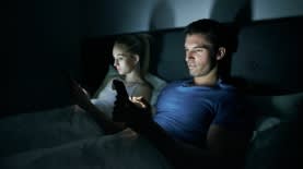 צרכנים במובייל. קשובים לפרוסמות לפני השינה - צילום: iStock צרכנים במובייל. קשובים לפרוסמות לפני השינה