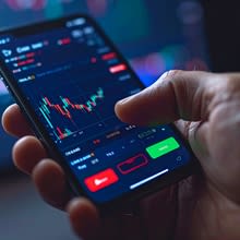 סמארטפון עם אפליקציית מסחר קרדיט: ביזפורטל