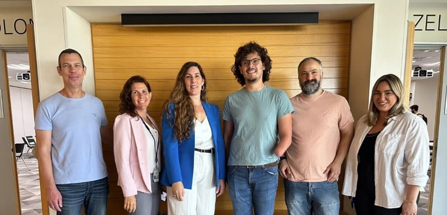 מימין לשמאל: מור לוגסי, ג׳רמי דרייפוס, נועם גז, טלי רוכמן, מאיה יצחקי וטל קידר מימין לשמאל: מור לוגסי, ג׳רמי דרייפוס, נועם גז, טלי רוכמן, מאיה יצחקי וטל קידר