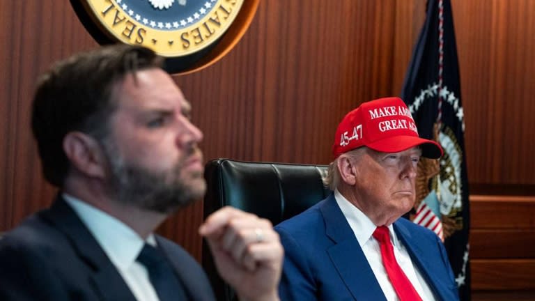 נשיא ארה״ב וסגנו בשעת התקיפות
 באיראן הלילה (צילום: הבית הלבן)