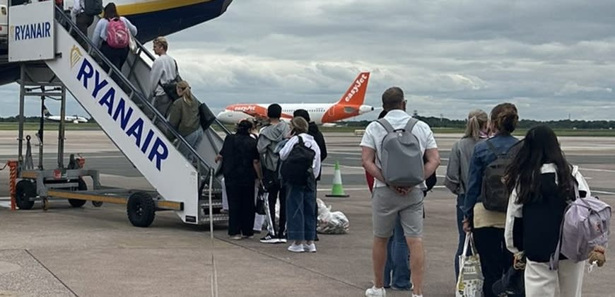 עלייה למטוס RYANAIR. קרדיט: רשתות חברתיות עלייה למטוס RYANAIR. קרדיט: רשתות חברתיות