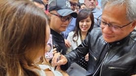 ג'נסן הואנג חותם (כנס מפתחים של אנבידיה) ג'נסן הואנג חותם (כנס מפתחים של אנבידיה)