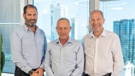 קרן אלומה: אורי יוגב יור דירקטוריון, מולי רבינא, יור ועדת השקעות, יאיר הירש מנכל. קרדיט: נוי נפתלי קרן אלומה: אורי יוגב יור דירקטוריון, מולי רבינא, יור ועדת השקעות, יאיר הירש מנכל. קרדיט: נוי נפתלי