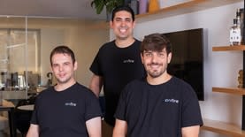 מימין לשמאל: שחר שביט (CTO), טל פרץ (CEO , עומד), ניצן הדר (CPO). קרדיט: עמית שמש