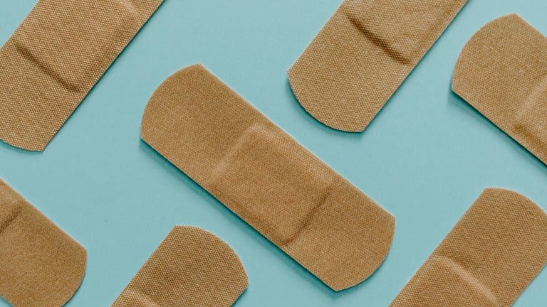 פלסטרים, אחד המוצרים של Kenvue. צילום: Tara Winstead, Pexels