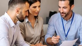 זוג מקבל ייעוץ משכנתא