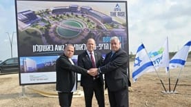 ירון אשכנזי מייסד ומנכ"ל Awz עם ניר ברקת, שר הכלכלה וראש עיריית אשקלון תומר גלאם, צילום: שלומי אמסלם